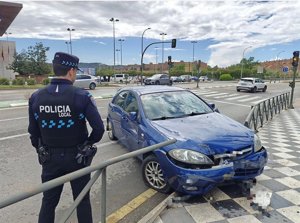 Dos vehículos afectados en un accidente en la glorieta del Centro de Recepción de Turistas de Cuenca