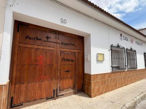 El PSOE denuncia la vandalización de su sede en Campo de Criptana con la aparición de pintadas en su fachada