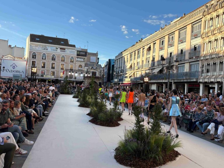 Desfile de clausura de la Ciudad Real Fashion Week 2026 en la Plaza Mayor