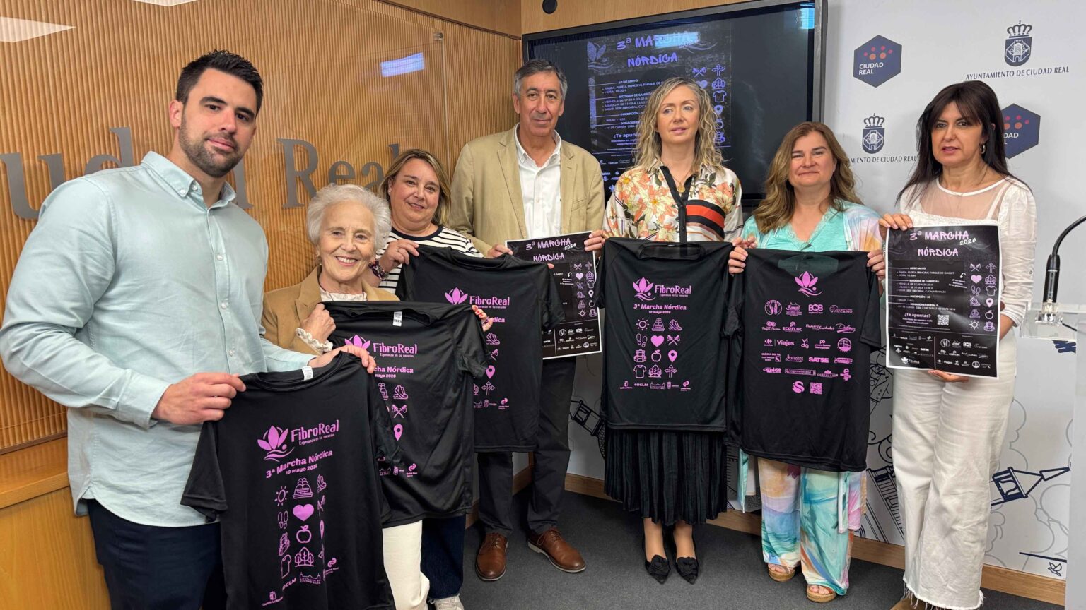 Participantes en la Marcha Nórdica de FibroReal en Ciudad Real por la Vía Verde