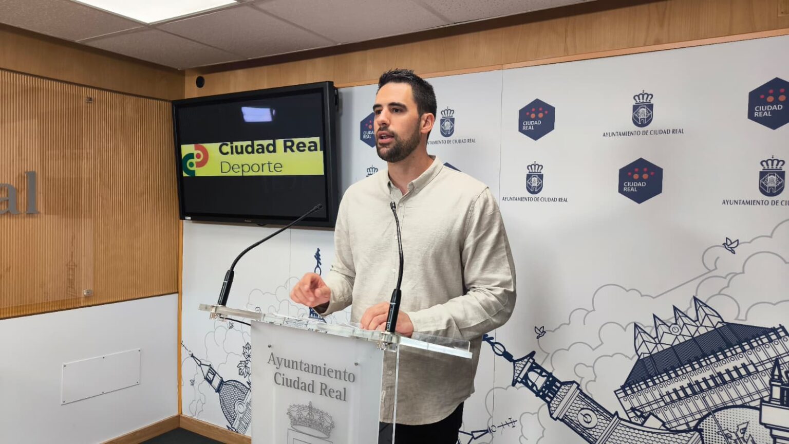 Concejal de Deportes Pau Beltrán en las piscinas municipales de Ciudad Real