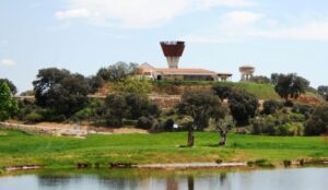 Campo de golf con fairway verde en Castilla-La Mancha