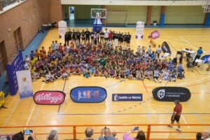 Jugadores jóvenes disputando el Draft Junior NBA WNBA 3x3 en el pabellón San Fernando de Cuenca