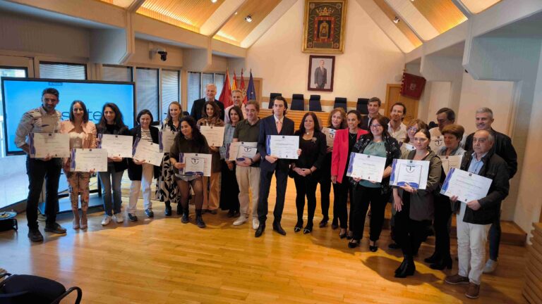 Entrega de distintivos SICTED a empresas turísticas de Ciudad Real en el salón de plenos del Ayuntamiento