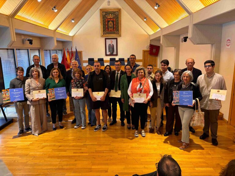 Entrega de premios del XIV Concurso de escaparates y Cruces de Mayo en el salón de plenos de Ciudad Real