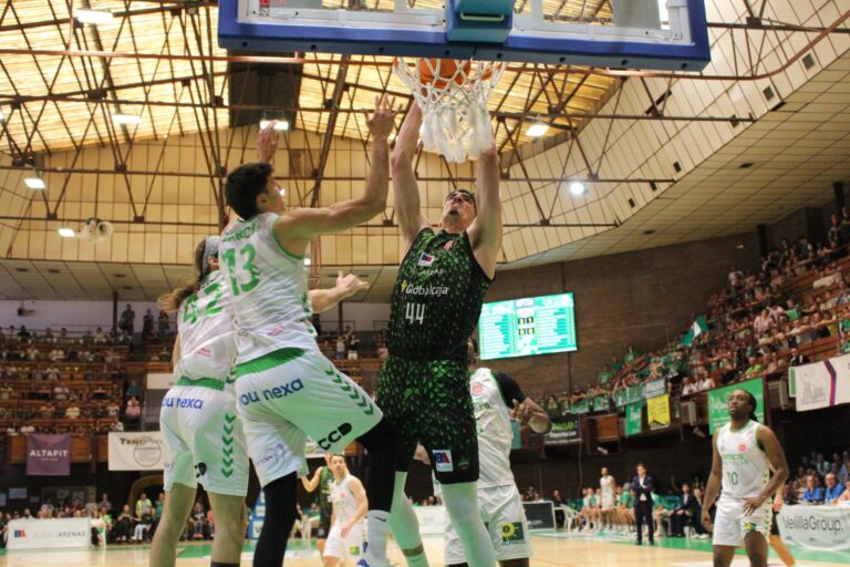 Jugadores del Bueno Arenas Albacete Basket durante el partido de playoff ante Amics Castelló