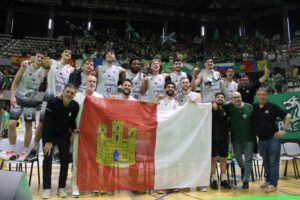 Jugadores del Bueno Arenas Albacete Basket celebran el ascenso a Primera FEB tras vencer al Amics Castelló en el Pabellón Ciutat de Castelló
