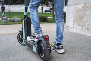 PSOE Talavera propone elevar a 16 años la edad mínima de uso y limitar a 20km/h la velocidad de los patinetes eléctricos