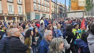 Cerca de 400 personas protestan frente al Ayuntamiento de Guadalajara contra el aumento de la zona azul