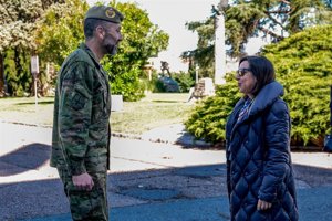 Robles departe con los alumnos de Academia de Infantería de Toledo agradeciendo que hayan escogido "esta opción vital"