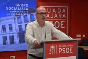 Rojo afea a Guarinos llevar tres años "sin sentarse" con la Junta para abordar la reforma de la estación de autobuses