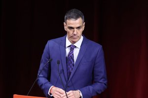 Sánchez lamenta el fallecimiento del diseñador José María Cruz Novillo, creador del emblema del puño y la rosa del PSOE