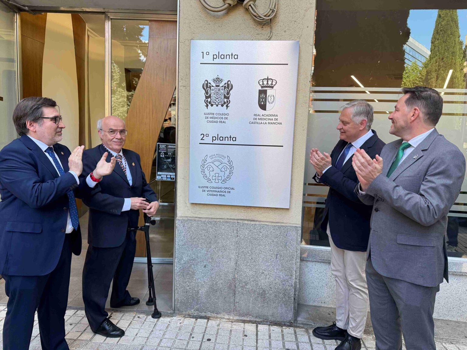 Placa conmemorativa de la sede de la Real Academia de Medicina de Castilla-La Mancha en el Colegio de Médicos de Ciudad Real