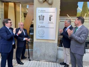 Placa conmemorativa de la sede de la Real Academia de Medicina de Castilla-La Mancha en el Colegio de Médicos de Ciudad Real
