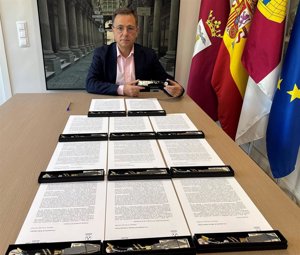 Serrano manda navajas albaceteñas a Sánchez y Feijóo para que no se incluya en la modificación del Reglamento de Armas