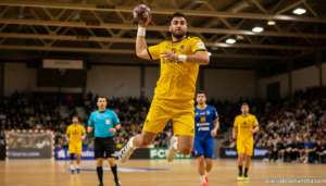 Jugador del BM Caserío durante un partido de balonmano en el Quijote Arena de Ciudad Real