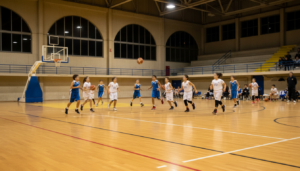 Pabellon municipal de baloncesto en una localidad española, con varios jugadores infantiles de unos 10 a 12 años en plena ...