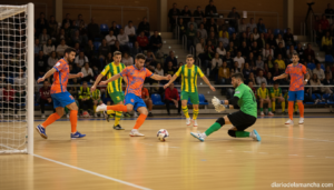 Jugadores disputando un partido de fútbol sala en pabellón cubierto