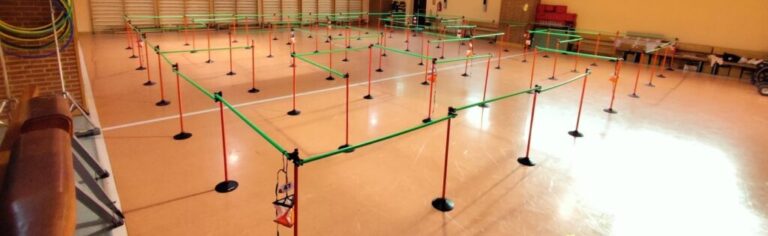 Laberinto inclusivo de orientación deportiva accesible