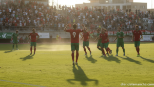 Partido de fútbol en la semifinal regional del play off de ascenso