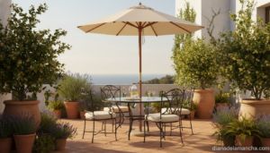 Conjunto de muebles para terraza con sillas plegables, mesa y sombrilla en jardín