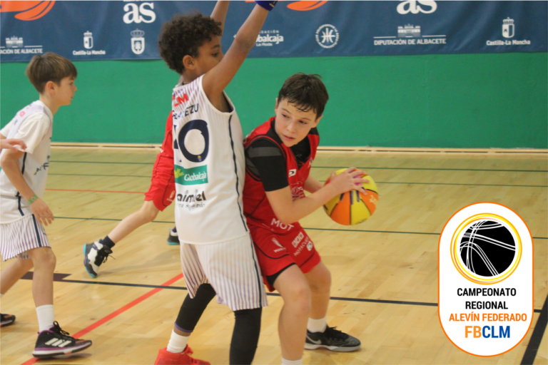Jugadores alevines en un partido de baloncesto en pabellón cubierto