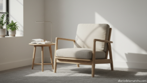 Sillón de madera estilo SJÄLSÖ de IKEA en un salón con estética nórdica natural