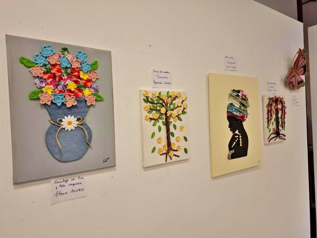 Creatividad Sostenible: Exposición de Arte y Manualidades Recicladas en los Talleres de Educación de Adultos de Santa Ana 3
