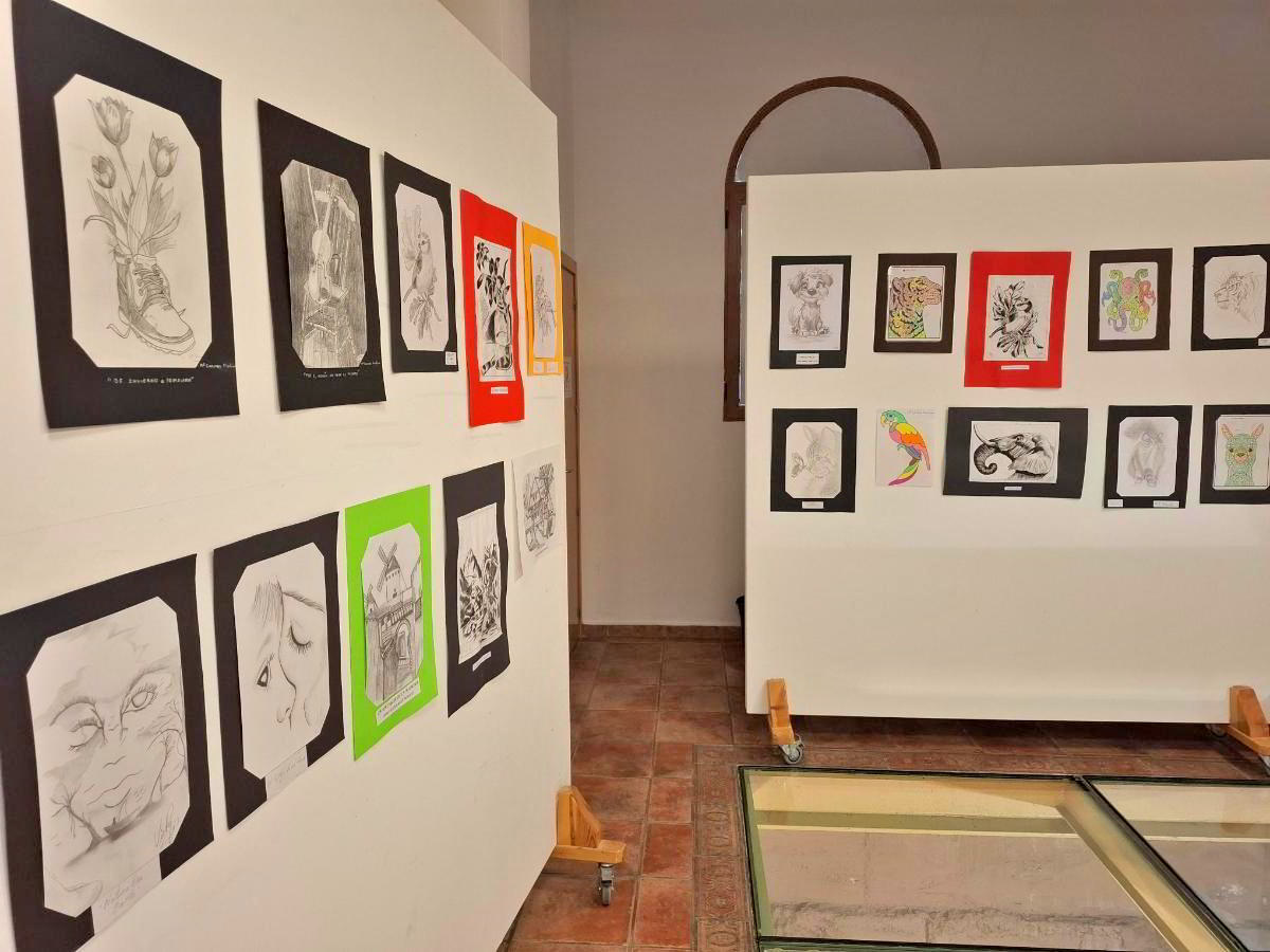 Creatividad Sostenible: Exposición de Arte y Manualidades Recicladas en los Talleres de Educación de Adultos de Santa Ana 2