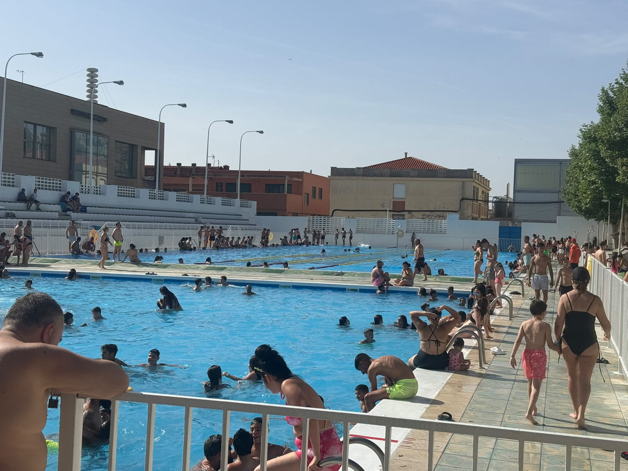Éxito en la Inauguración: Más de 850 Visitantes Disfrutan de la Nueva Piscina al Aire Libre María Luisa Cabañero 3