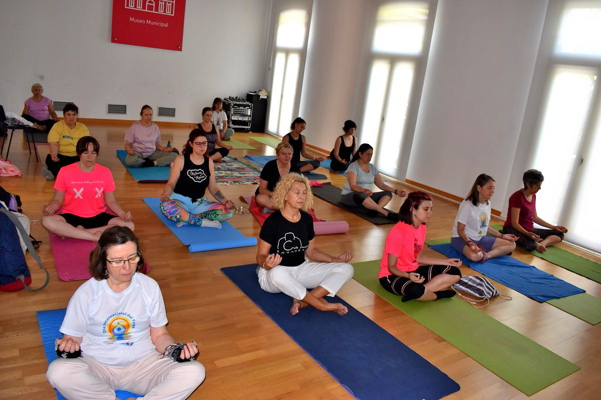 Enoko Transforma el Museo Cristina García Rodero en un Santuario de Meditación para el Día del Yoga 1