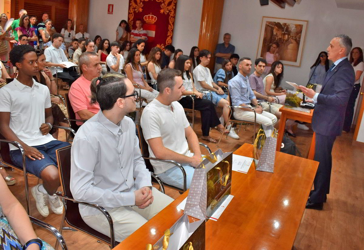Puertollano Premia la Excelencia Educativa: 39 Estudiantes Reconocidos por Sus Méritos Académicos 1