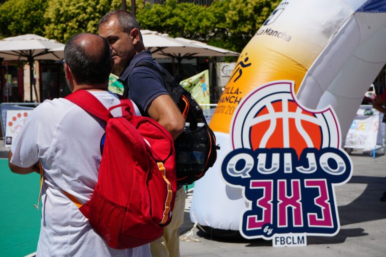 Niños jugando baloncesto 3x3 en un patio escolar de Castilla-La Mancha