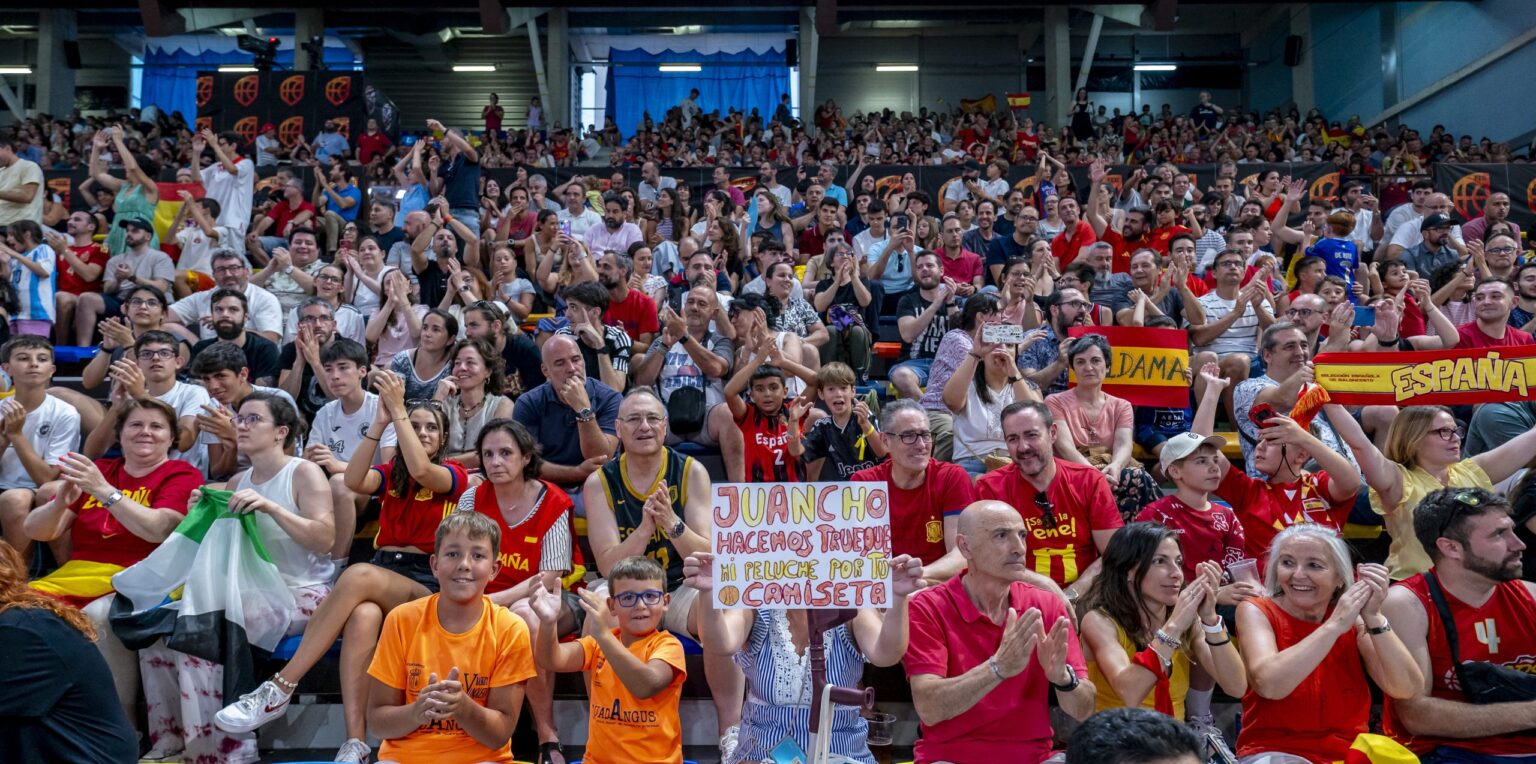 Campistas de baloncesto en un partido de la selección española