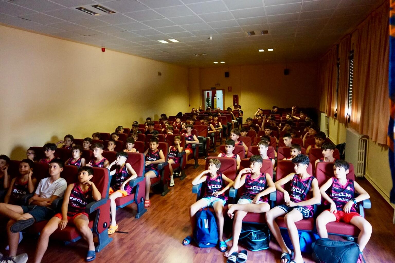 Niños y niñas jugando al baloncesto en el Campus Órbita de la FBCLM en Cuenca