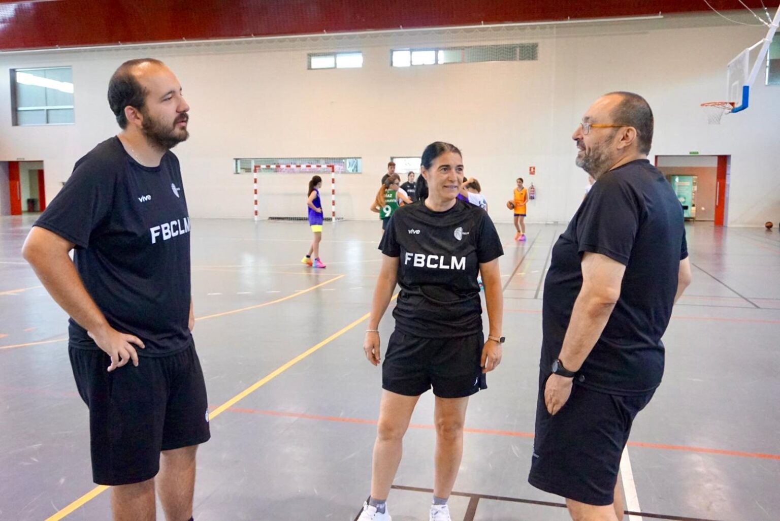 Jóvenes jugadores de baloncesto durante un entrenamiento del campus de verano en Cuenca