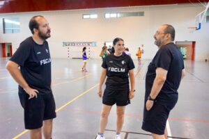 Jóvenes jugadores de baloncesto durante un entrenamiento del campus de verano en Cuenca