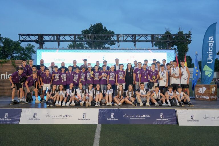 Gala de premios del Deporte Escolar 2025-2026 celebrada en Alcázar de San Juan con representantes de la FBCLM
