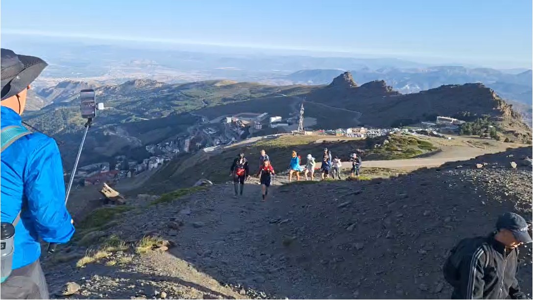 El Club Corricollano presenta la innovadora silla Joëlette en la ascensión inclusiva al Veleta 2
