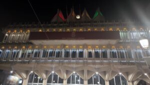 Cúpulas del Ayuntamiento de Ciudad Real iluminadas con los colores de la bandera LGTBI