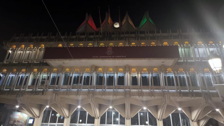 Cúpulas del Ayuntamiento de Ciudad Real iluminadas con los colores de la bandera LGTBI