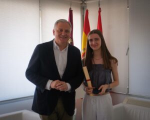 Gabriela Márquez junto al alcalde Francisco Cañizares en el Ayuntamiento de Ciudad Real