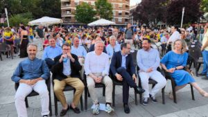 El alcalde Francisco Cañizares junto al Balonmano Caserío en la gala de fin de temporada de la Liga ASOBAL