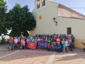 Senderistas recorriendo el sendero PR-CU 21 en La Cierva, Cuenca