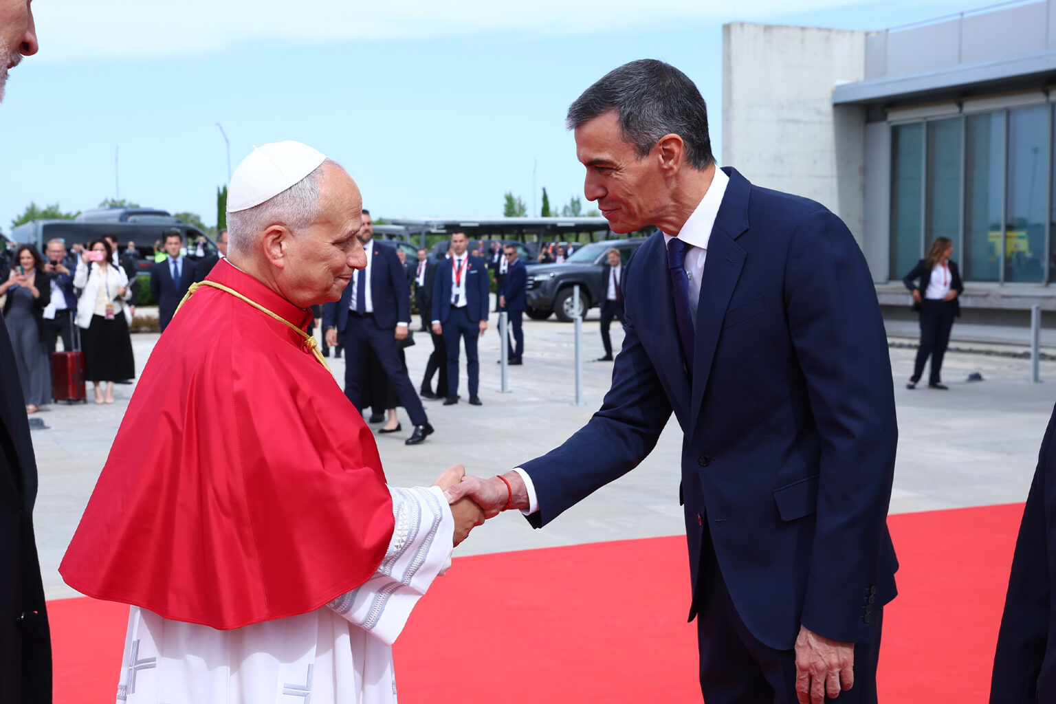 La Moncloa: El Presidente del Gobierno se une al recibimiento del Papa León XIV con SS.MM. los Reyes 3 La Moncloa: El Presidente del Gobierno se une al recibimiento del Papa León XIV con SS.MM. los Reyes 3