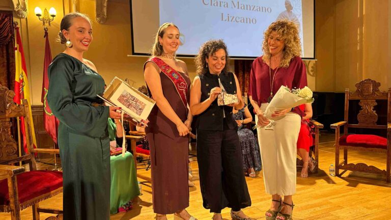 Premiadas en los IX Premios Dulcinea de Ciudad Real junto a representantes municipales
