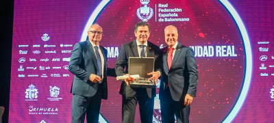 Valverde Honrado en Orihuela por Impulso al Balonmano: Premios Nacionales de la Federación Española