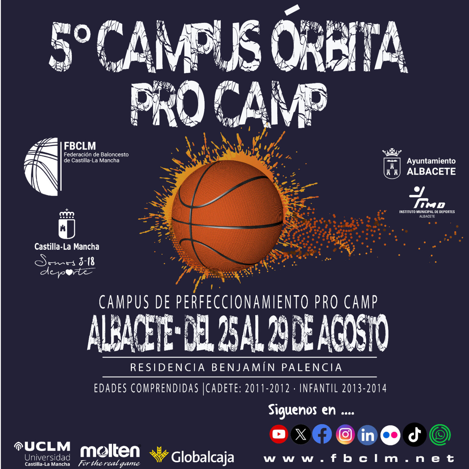 Jóvenes jugadores de baloncesto durante un campus de verano en pabellión deportivo