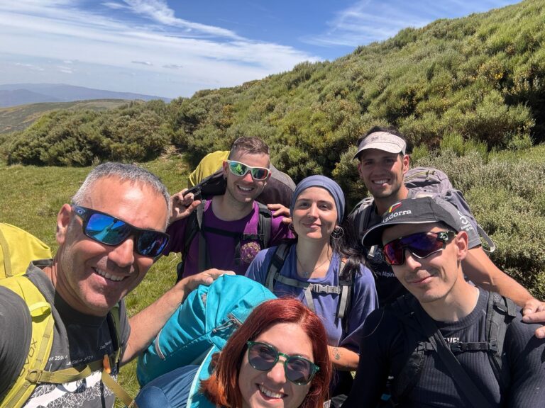 Alpinistas y escaladores castellanomanchegos en la Sierra de Gredos durante el primer encuentro de la FDMCM