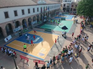 Partidos de baloncesto 3x3 en la Plaza del Ayuntamiento de Madridejos